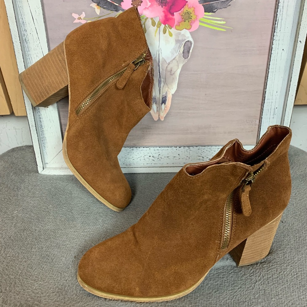 URBAN OUTFITTERS caramel suede heel booties